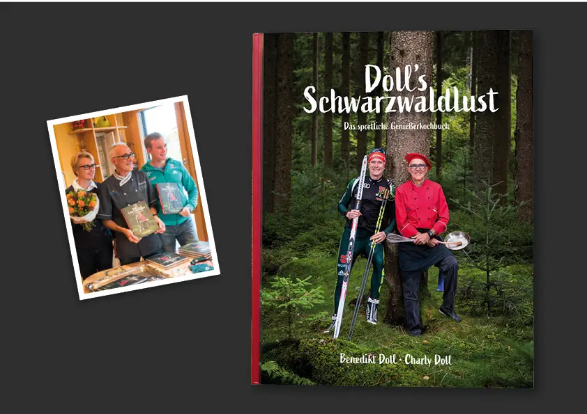 Buchcover und Präsentation des Kochbuchs ‚Doll’s Schwarzwaldlust – Das sportliche Genießerkochbuch‘ von Benedikta Doll und Charly Doll, inklusive Foto der Autoren mit dem Buch im Schwarzwald“