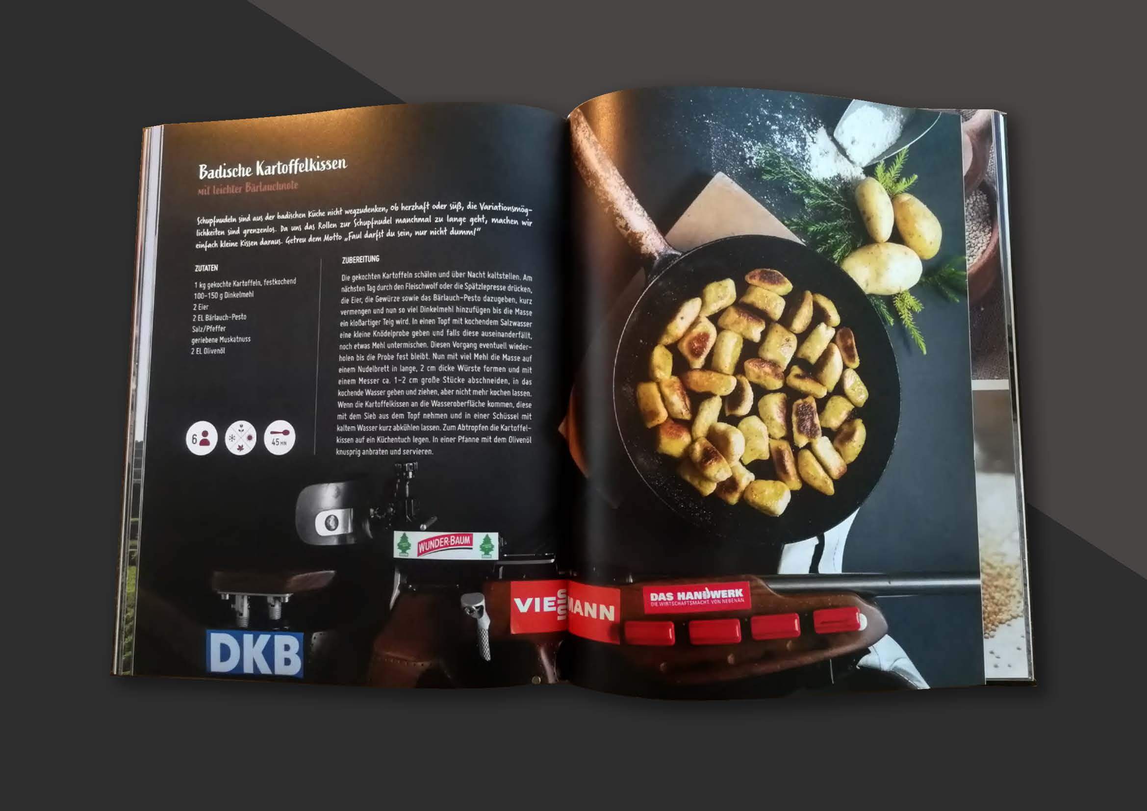 Rezeptseite für Badische Kartoffelkissen aus dem Kochbuch mit Zutatenliste, Zubereitungsschritten und Foto des fertigen Gerichts in einer Pfanne