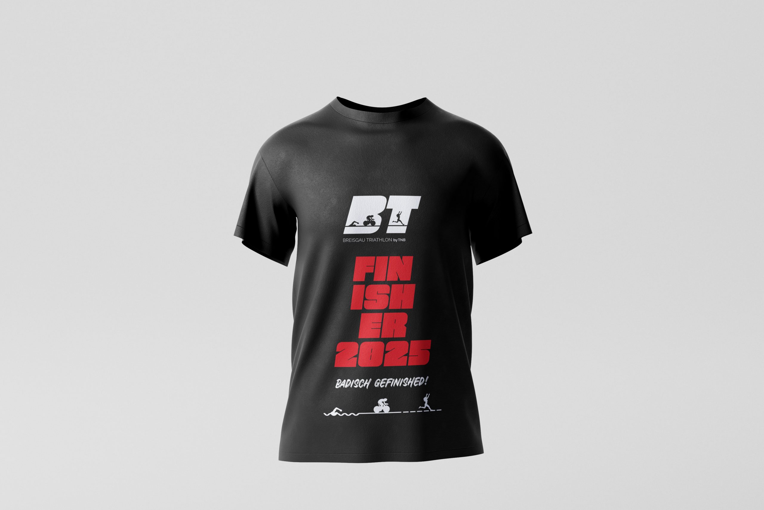 Finisher-T-Shirt für den Breisgau Triathlon 2025: Schwarzes Shirt mit weißem ‚BT‘-Logo, roten ‚FINISHER 2025‘-Schriftzügen, dem Spruch ‚BADISCH GEFINISHED!‘ und Piktogrammen der drei Disziplinen (Schwimmen, Radfahren, Laufen). Entworfen von Rebekka Markert, Grafikdesigner:in für Sport-Event-Merchandise.