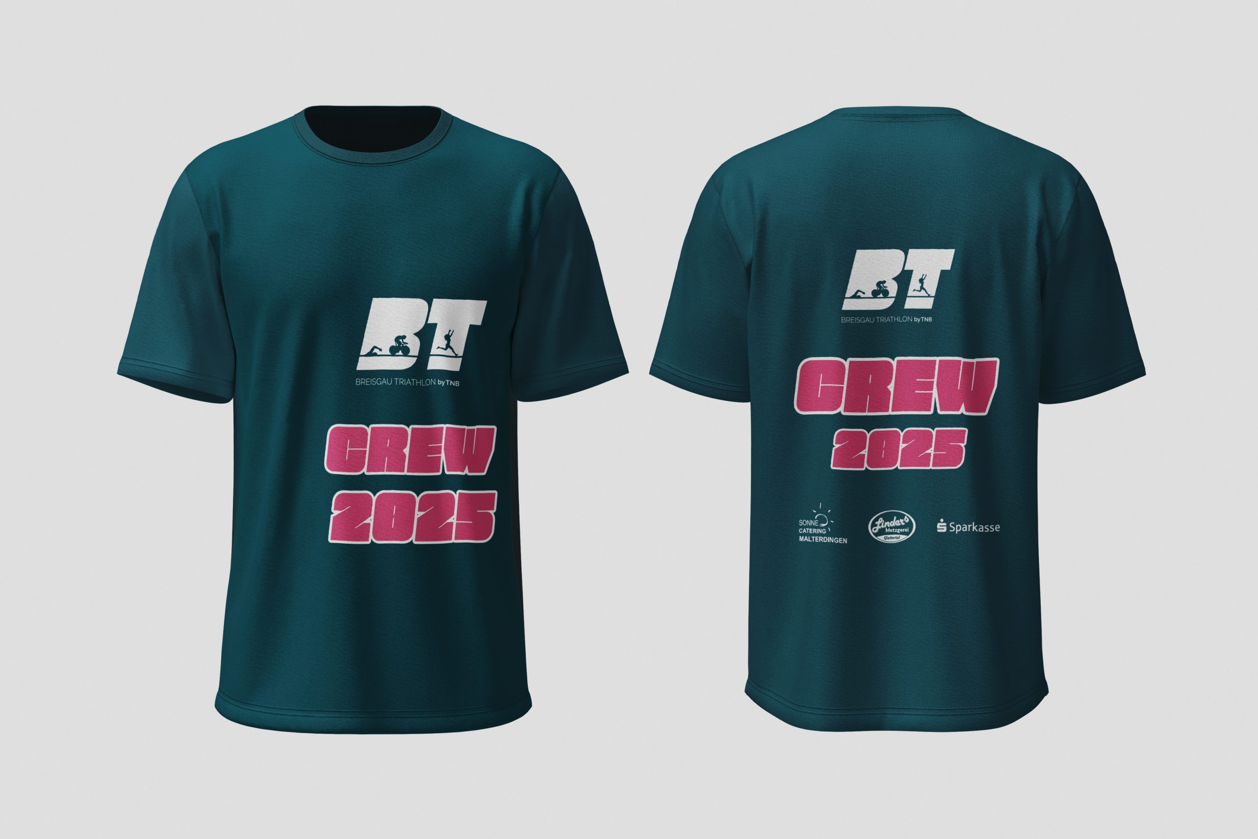 Crew-Shirt für den Breisgau Triathlon 2025: Dunkelblaues Shirt mit weißem ‚BT‘-Logo, pinkfarbener ‚CREW 2025‘-Schrift und Sponsoren-Logos (Sone Catering, Linder’s, Sparkasse) auf Vorder- und Rückseite. Überarbeitetes Design von Rebekka Markert, Grafikdesigner:in für Sport- und Event-Merchandise.