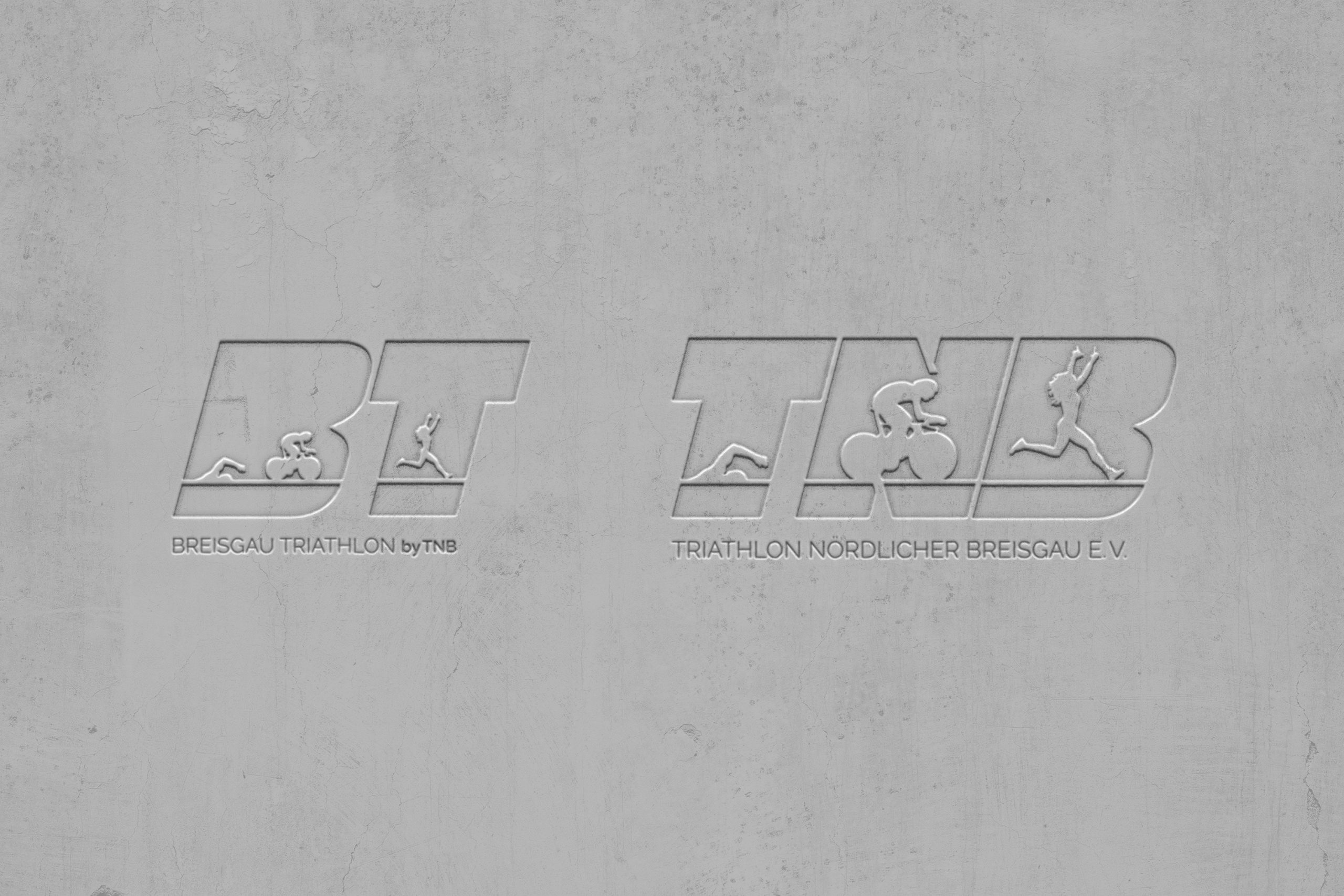 Überarbeitete Logos für Breisgau Triathlon (BT) und Triathlon Nördlicher Breisgau (TNB): Minimalistisches Design mit den Initialen ‚BT‘ und ‚TNB‘, integriert mit Piktogrammen der drei Triathlon-Disziplinen (Schwimmen, Radfahren, Laufen). Entworfen von Rebekka Markert, Grafikdesigner:in für Sport- und Event-Branding.