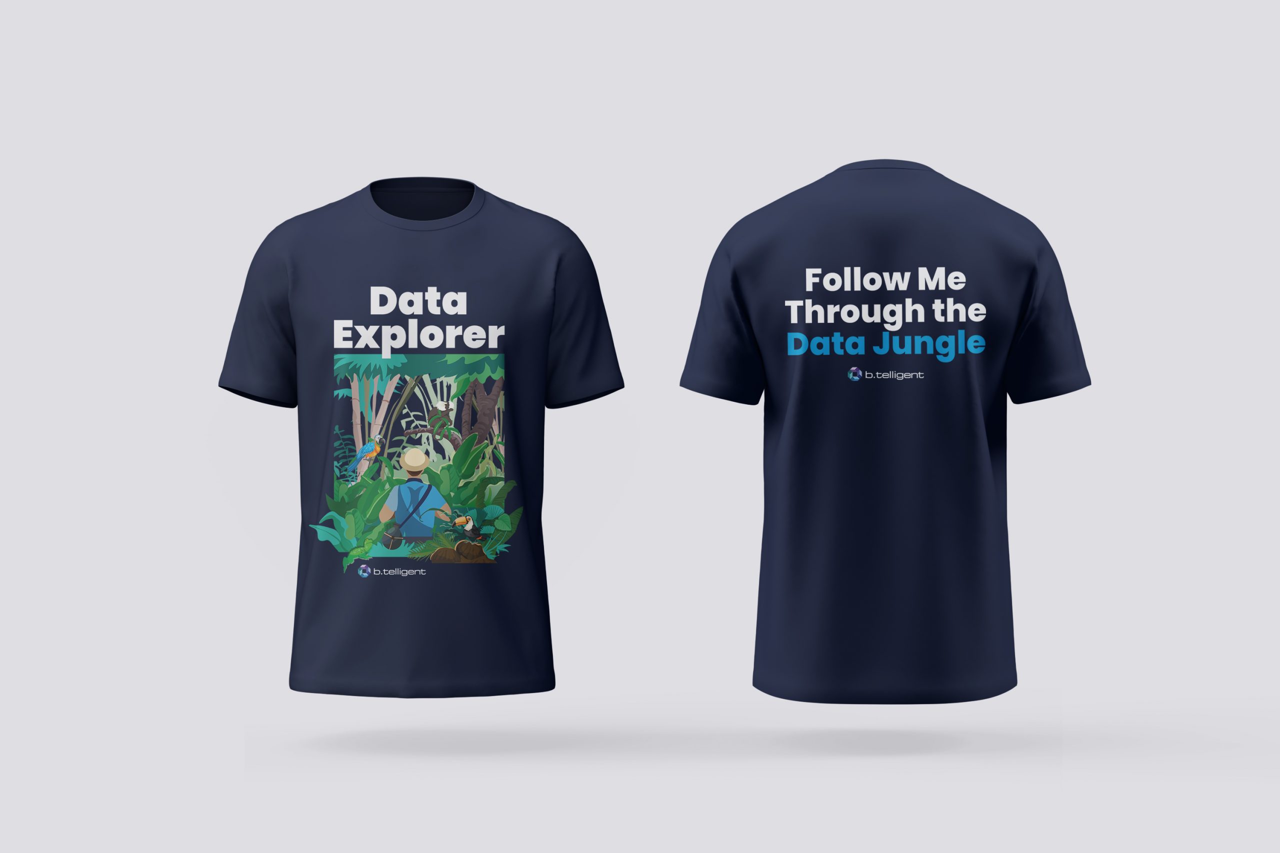 "Offizielles b.telligent-T-Shirt für die FabCon 2025 mit dem Motiv 'Data Explorer': Vorderseite zeigt eine Illustration eines Forschers im Dschungel mit Papagei, Machete und Daten-Symbolen, beschriftet mit 'Data Explorer'. Rückseite trägt den Aufdruck 'Follow Me Through the Data Jungle' und das b.telligent-Logo. Das dunkle Shirt verbindet Abenteuer-Metaphern mit moderner Datenexpertise – ein Giveaway für Messebesucher und Datenenthusiasten."