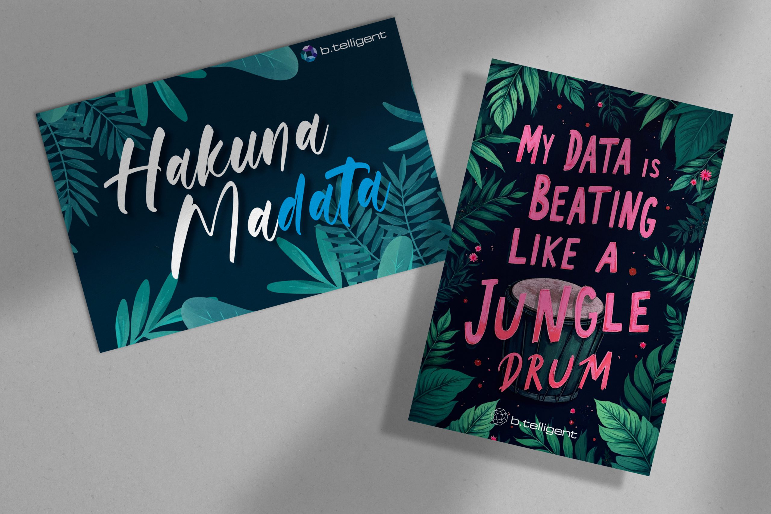 Postkarten-Set für b.telligent auf der FabCon Europe: Zwei Postkarten mit Dschungel-Motiv und Sprüchen ‚Hakuna Madata‘ sowie ‚My Data is Beating Like a Jungle Drum‘, umgeben von grünen Blättern und einer Trommel-Illustration. Entworfen von Rebekka Markert, Grafikdesigner:in für kreative Messe-Give-aways.