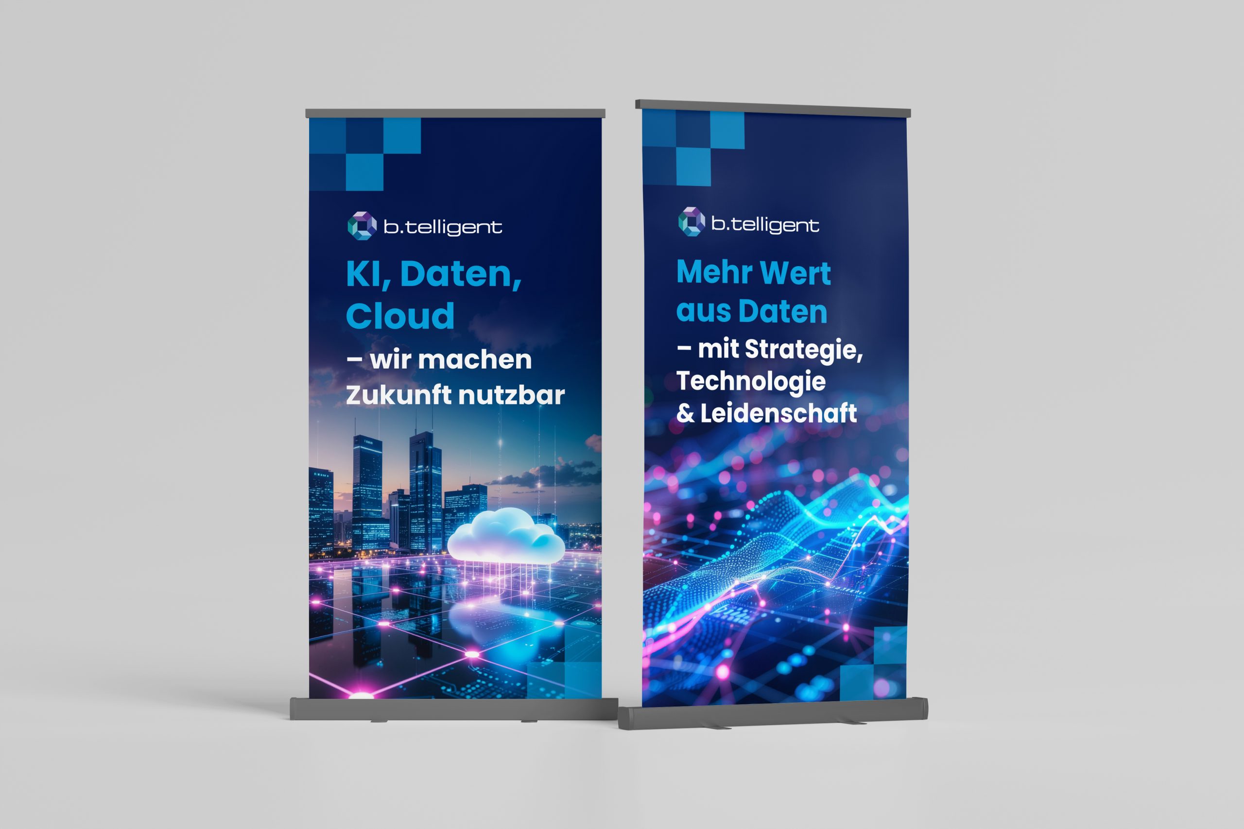 KI-unterstütztes Roll-Up Design für b.telligent: Links KI-generierte Stadtansicht mit Cloud-Symbolen, rechts abstrakte Datenvisualisierung – finalisiert von Rebekka Markert, Grafikdesigner:in.