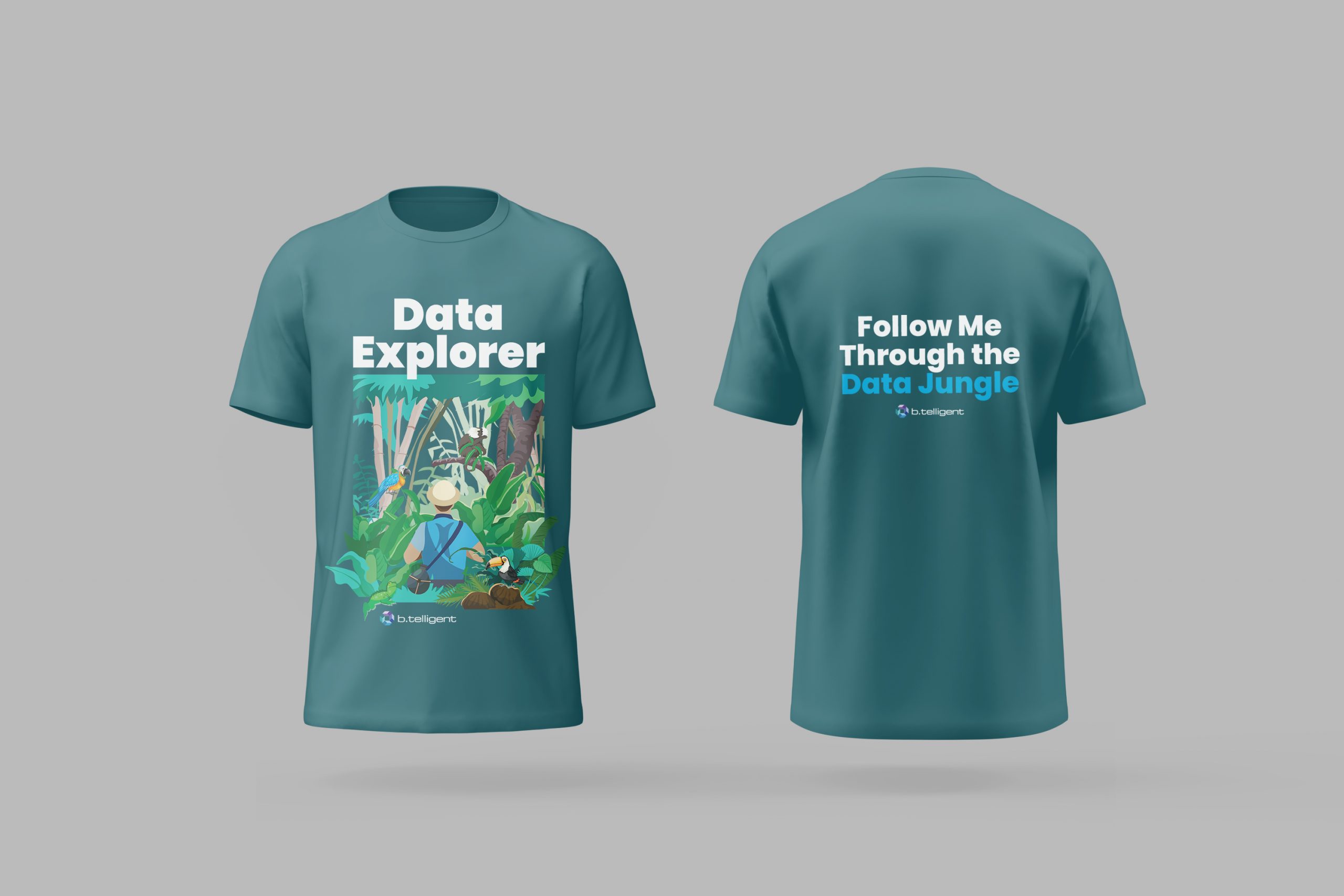 Data Explorer-T-Shirt für b.telligent auf der FabCon Europe: Graues T-Shirt mit ‚Data Explorer‘-Aufdruck, Dschungel-Illustration (Forscher, Papagei, Tukan) auf der Vorderseite und ‚Follow Me Through the Data Jungle‘ mit b.telligent-Logo auf dem Rücken. Entworfen von Rebekka Markert, Grafikdesigner:in für kreatives Tech-Merchandise.