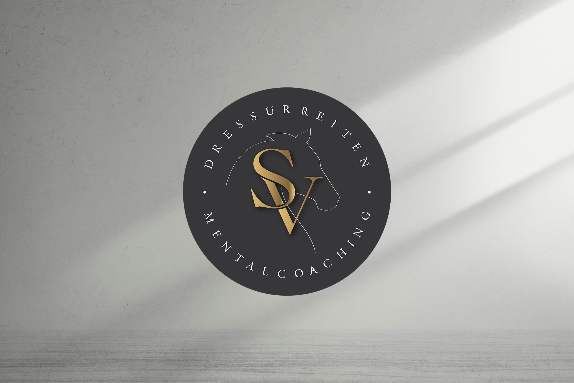 Rundes Logo für SV Dressurreiten & Mentalcoaching mit goldenen Initialen SV und einer Pferdekopf-Silhouette auf schwarzem Grund.